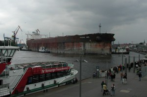 Erzfrachter im Hamburger Hafen