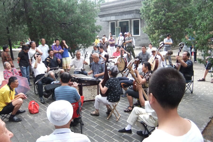 auf traditionellen Musikinstrumenten wurde musiziert und dazu gesungen.