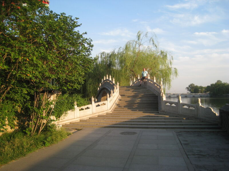 Ich auf einer schönen kleinen Brücke