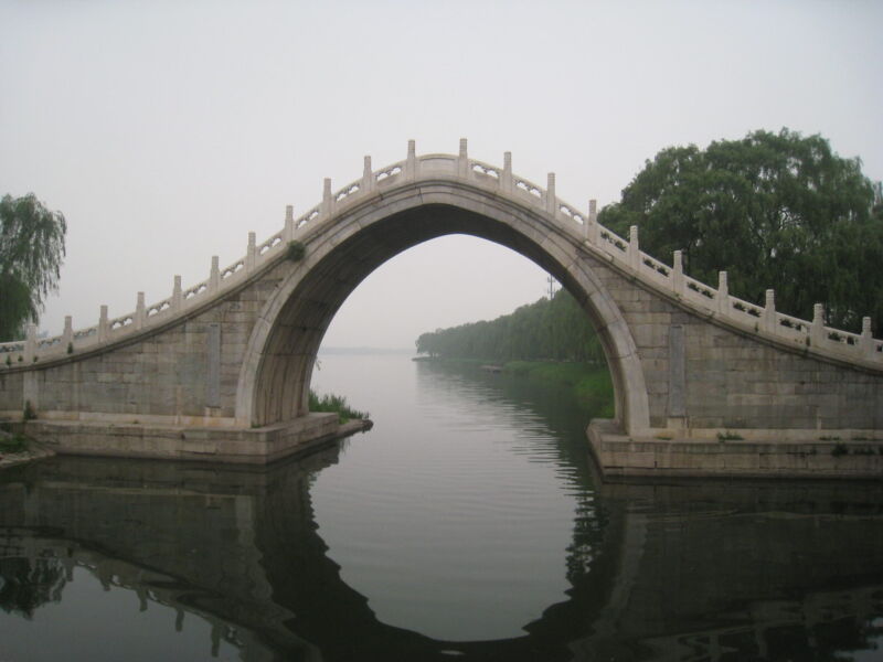 Diese sehenwerte Brücke steht am Südufer des großes Sees am Sommerpalast