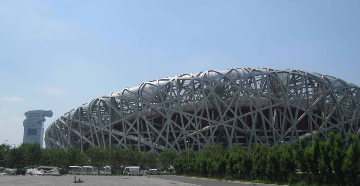 Wie ein großes Vogelnest sieht das Olympiastadion aus.