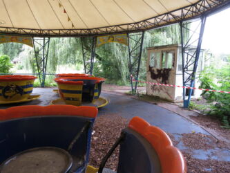 hier müßte man mal Laub ausfegen