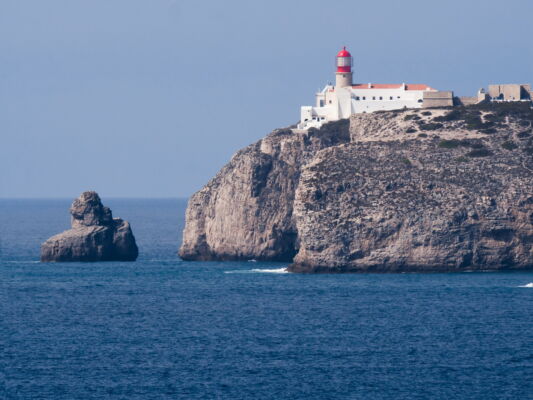 Blick von der Festung in Sagres hinüber zum Leuchtturm