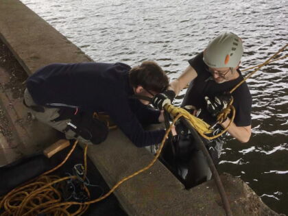 Unser Einstiegspunkt: Sehr nah am Wasser und das Seil nicht ausreichend gespannt.
