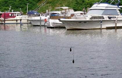 Beide Pilotleinen haben sich dank des Drillingshaken gut miteinander verbunden. Wir konnten sie einfach an Land ziehen.